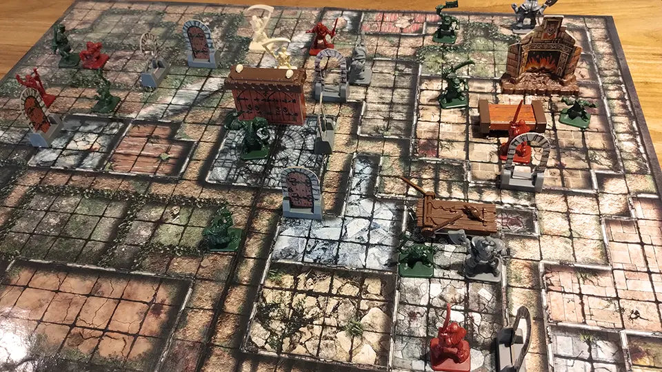 Mapa impreso con múltiples habitaciones y miniaturas de juego