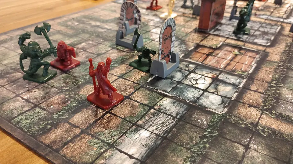Miniaturas explorando un mapa impreso de aventura
