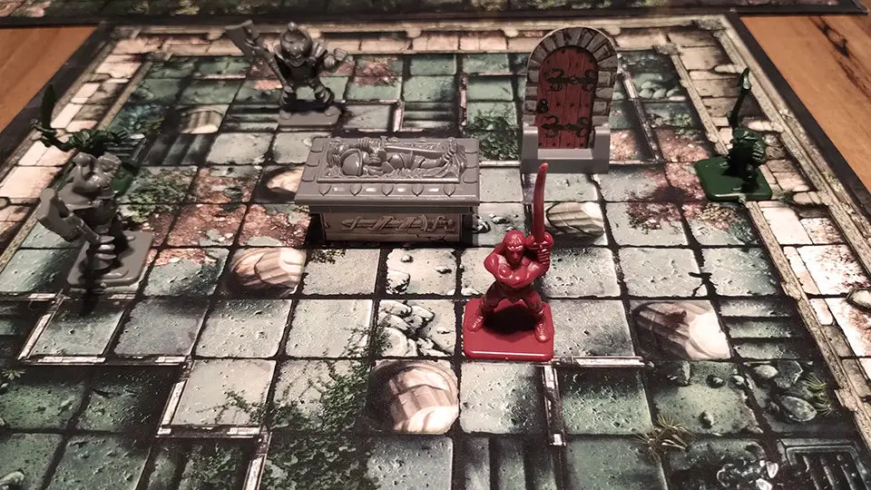 Primer plano de miniaturas sobre mapa de fantasía impreso